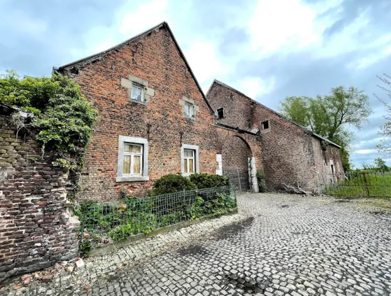 Le château de Méan, Belgium